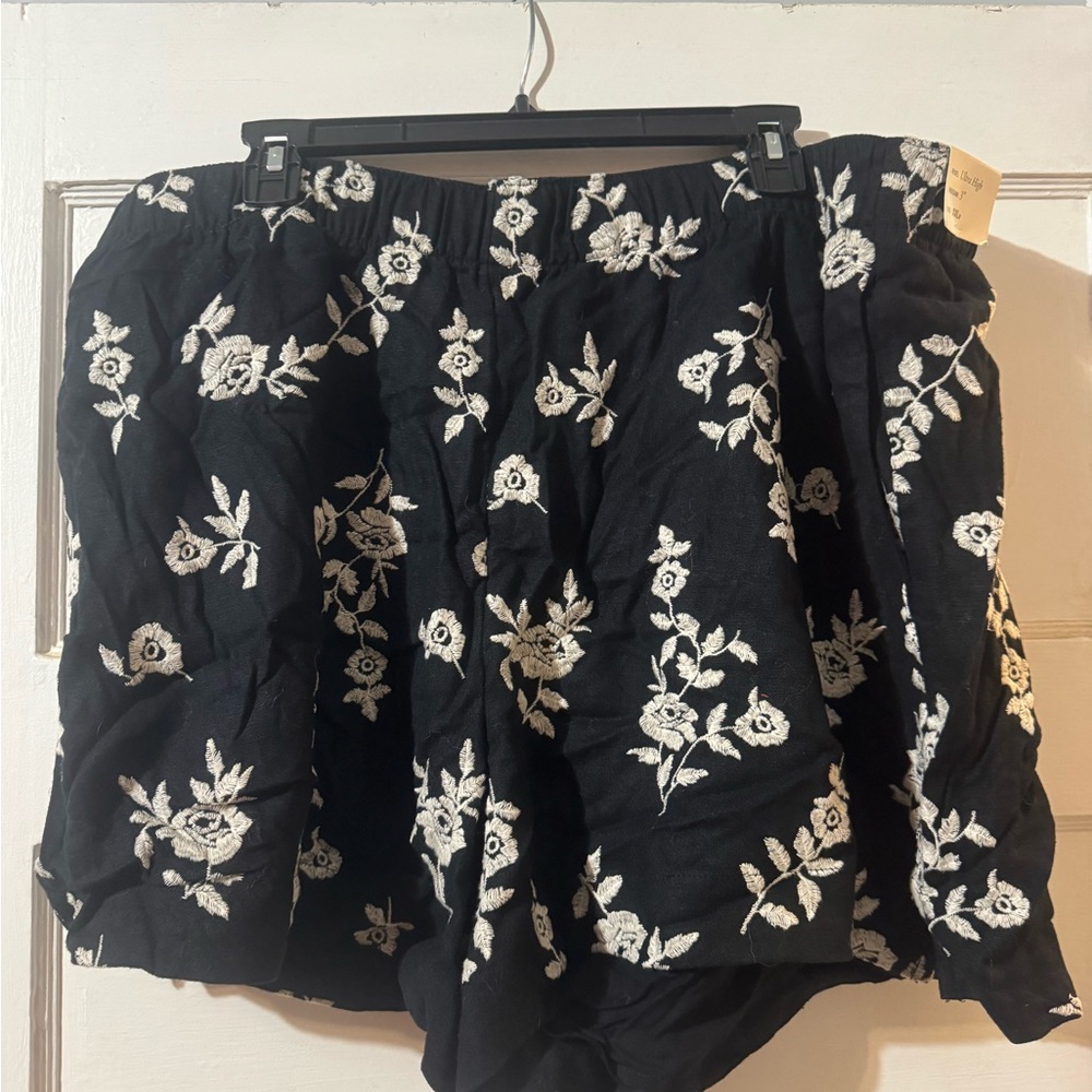 Abercrombie & Fitch Black High-Waist Shorts with White Floral Embroidery